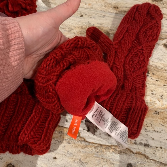 Knit toque and mittens - Picture 2 of 2